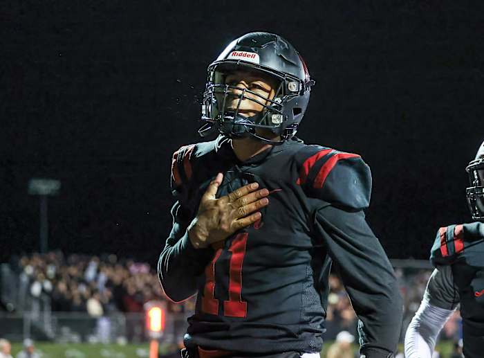 Lee's Summit North quarterback Elijah Leonard